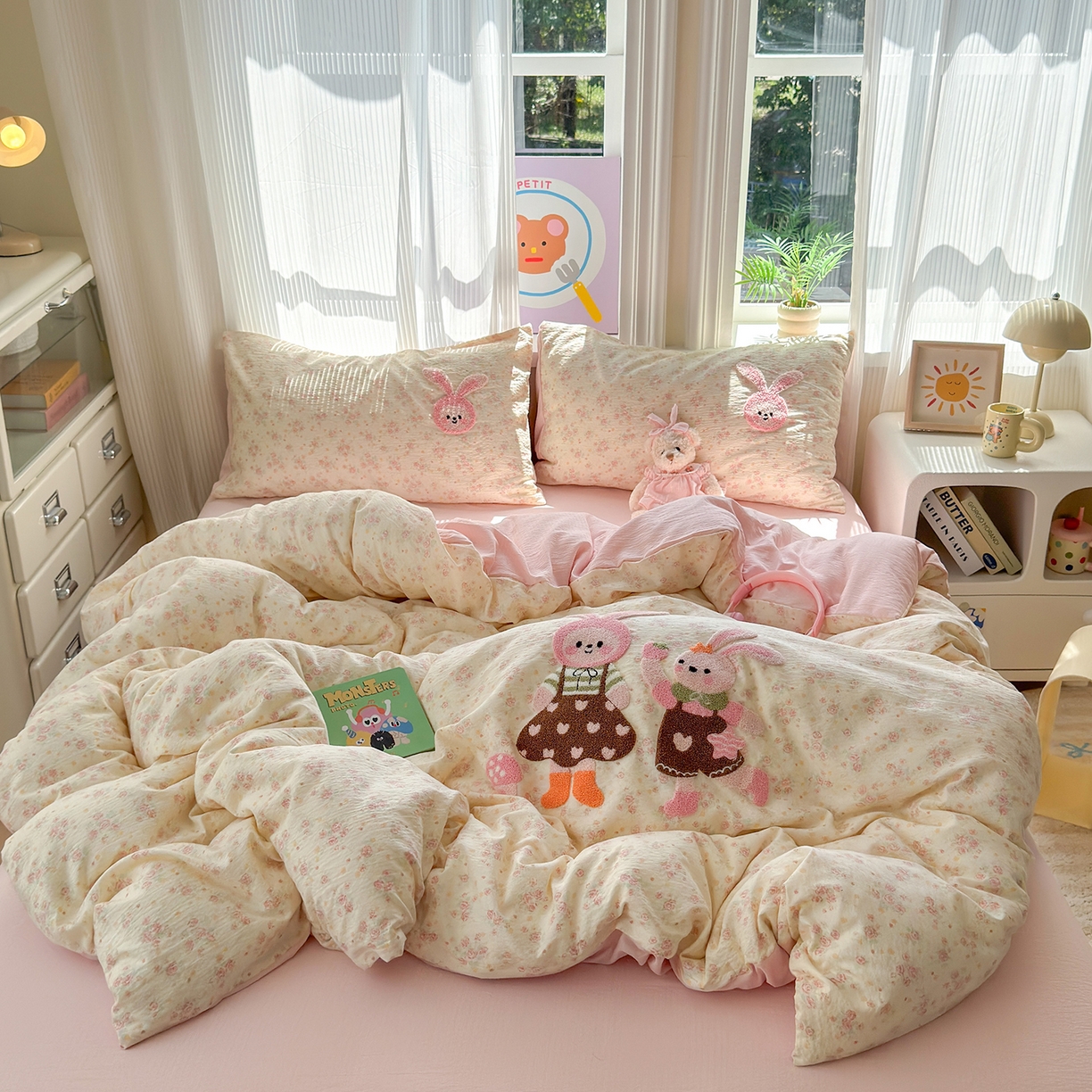 91家纺网 家纺一手货源 找家纺 罗亿家纺 2025新款云感双层纱卡通毛巾绣四件套(小清新系列)） 兔芭比