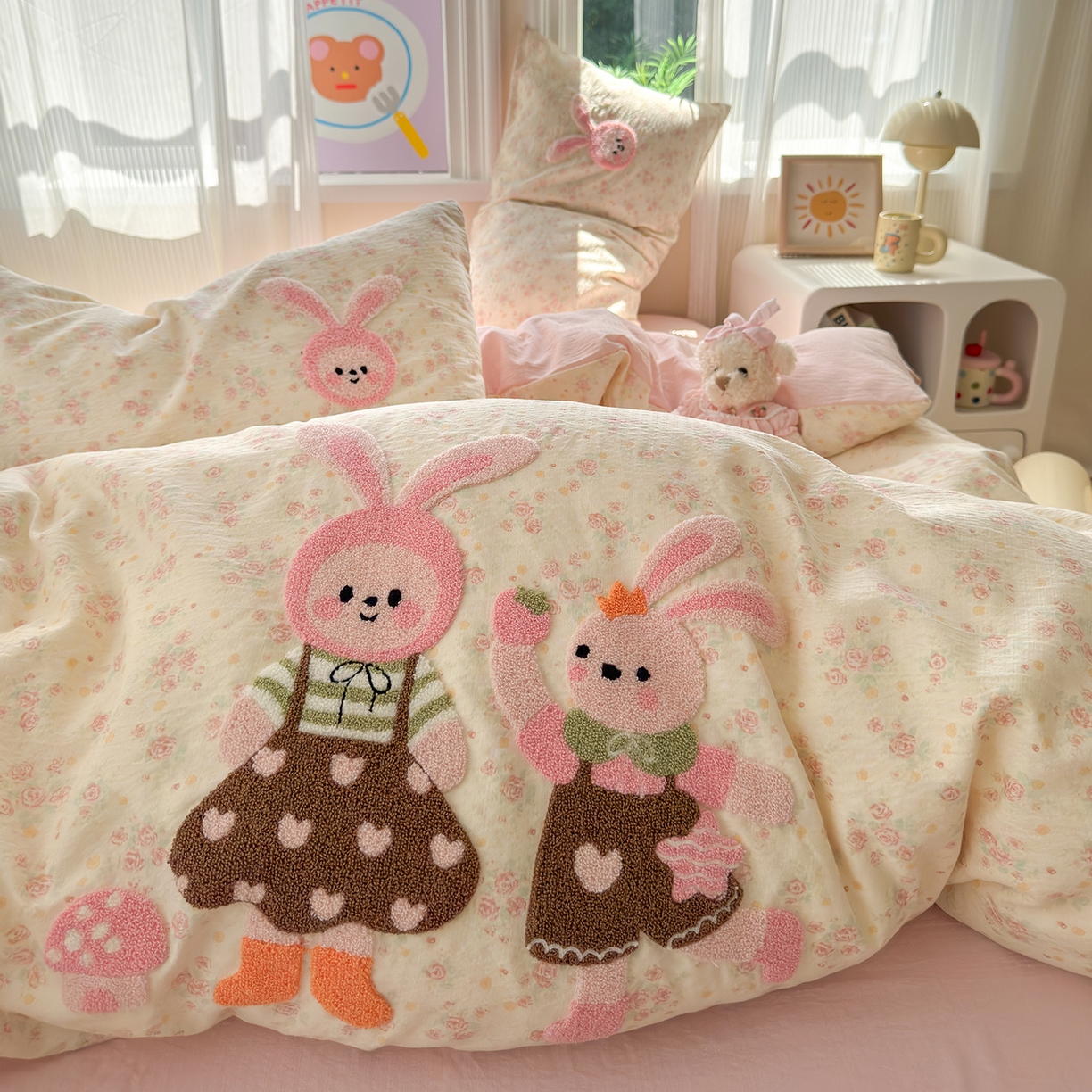 91家纺网 家纺一手货源 找家纺 罗亿家纺 2025新款云感双层纱卡通毛巾绣四件套(小清新系列)） 兔芭比