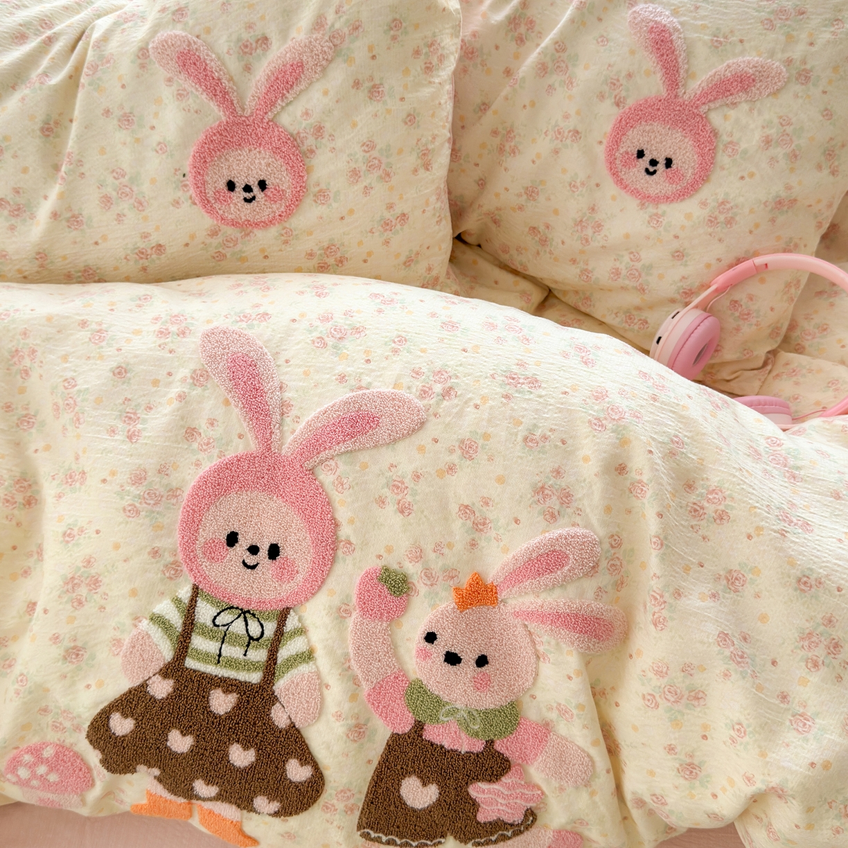 91家纺网 家纺一手货源 找家纺 罗亿家纺 2025新款云感双层纱卡通毛巾绣四件套(小清新系列)） 兔芭比