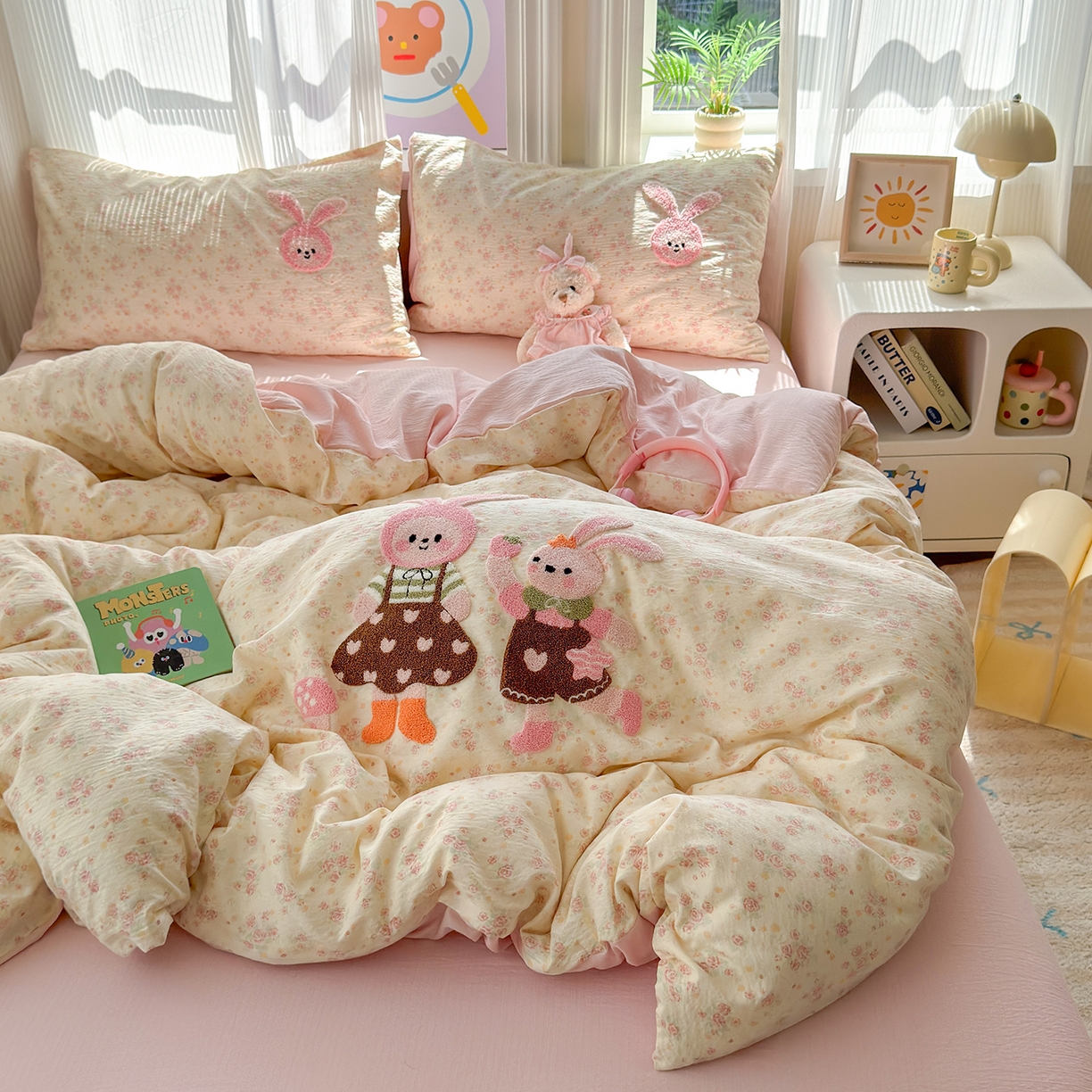 91家纺网 家纺一手货源 找家纺 罗亿家纺 2025新款云感双层纱卡通毛巾绣四件套(小清新系列)） 兔芭比