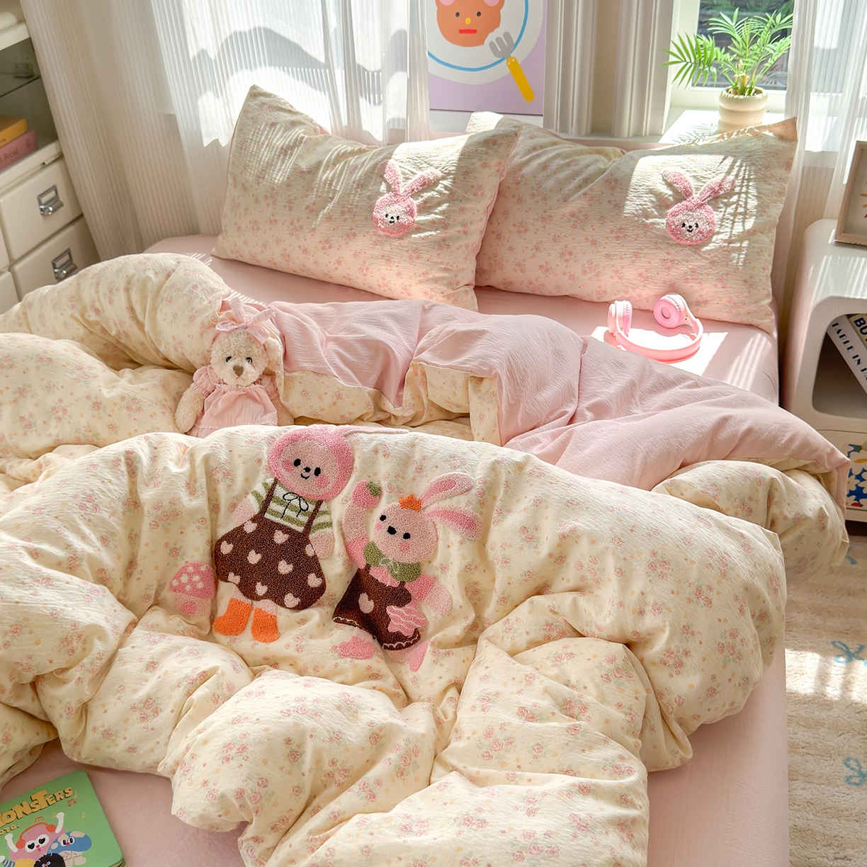 91家纺网 家纺一手货源 找家纺 罗亿家纺 2025新款云感双层纱卡通毛巾绣四件套(小清新系列)） 兔芭比