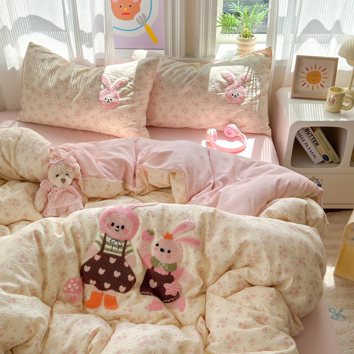91家纺网 家纺一手货源 找家纺 罗亿家纺 2025新款云感双层纱卡通毛巾绣四件套(小清新系列)） 兔芭比