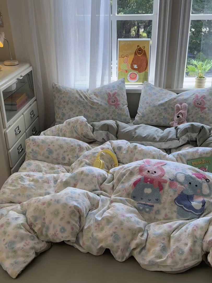 91家纺网 家纺一手货源 找家纺 罗亿家纺 2025新款云感双层纱卡通毛巾绣四件套(小清新系列)） 小象和小兔