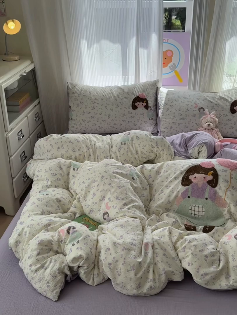 91家纺网 家纺一手货源 找家纺 罗亿家纺 2025新款云感双层纱卡通毛巾绣四件套(小清新系列)） 气球女孩