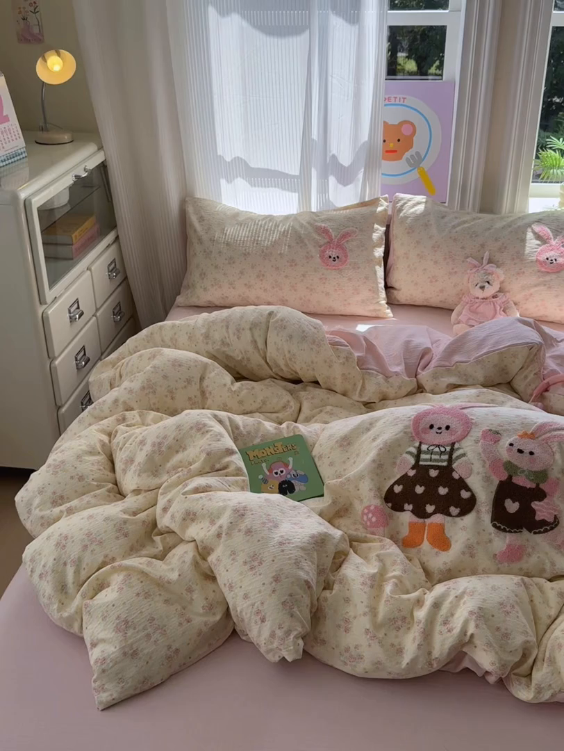 91家纺网 家纺一手货源 找家纺 罗亿家纺 2025新款云感双层纱卡通毛巾绣四件套(小清新系列)） 兔芭比