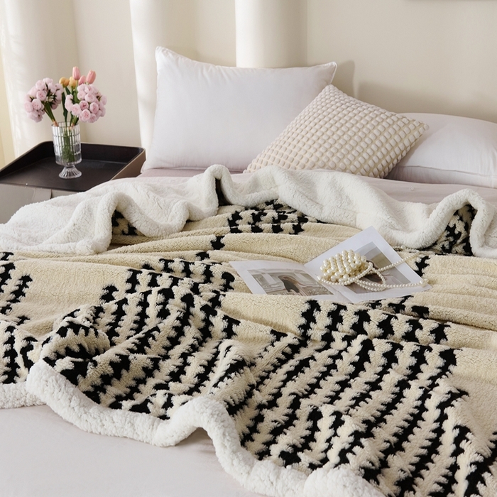 91家纺网 家纺一手货源 找家纺 馨米莱家纺 2025新款双层阳离子塔芙绒复台毯 米白色