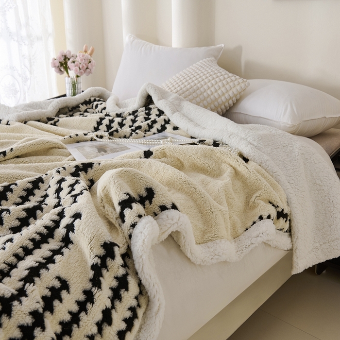 91家纺网 家纺一手货源 找家纺 馨米莱家纺 2025新款双层阳离子塔芙绒复台毯 米白色