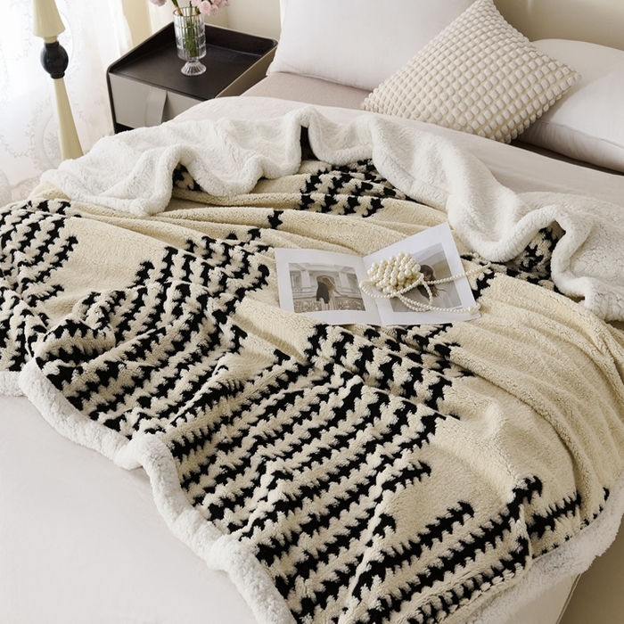 91家纺网 家纺一手货源 找家纺 馨米莱家纺 2025新款双层阳离子塔芙绒复台毯 米白色