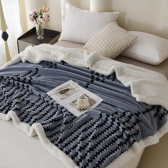 91家纺网 家纺一手货源 找家纺 馨米莱家纺 2025新款双层阳离子塔芙绒复台毯 雾蓝