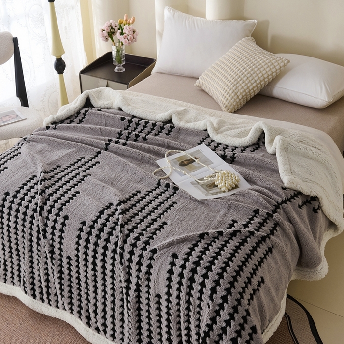 91家纺网 家纺一手货源 找家纺 馨米莱家纺 2025新款双层阳离子塔芙绒复台毯 银灰色