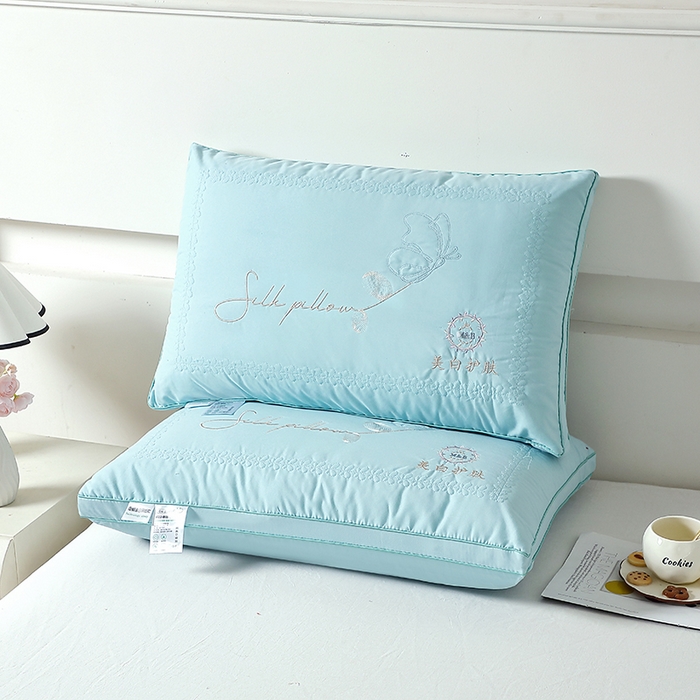 91家纺网 家纺一手货源 找家纺 大熊枕芯 2025新款蚕蛹蛋白美白护肤立体刺绣款枕头枕芯 蓝色 48x74cm/对