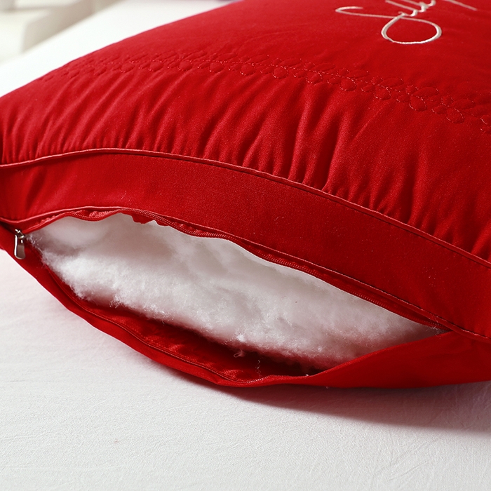 91家纺网 家纺一手货源 找家纺 大熊枕芯 2025新款蚕蛹蛋白美白护肤立体刺绣款枕头枕芯 红色 48x74cm/对