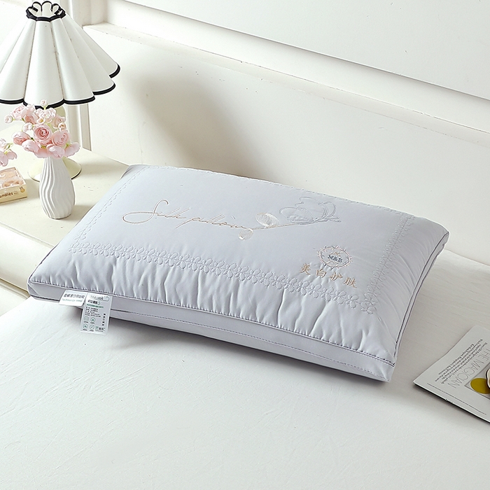 91家纺网 家纺一手货源 找家纺 大熊枕芯 2025新款蚕蛹蛋白美白护肤立体刺绣款枕头枕芯 灰色 48x74cm/只