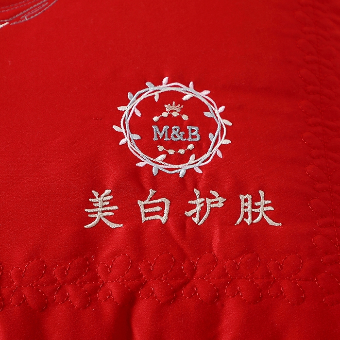 91家纺网 家纺一手货源 找家纺 大熊枕芯 2025新款蚕蛹蛋白美白护肤立体刺绣款枕头枕芯 红色 48x74cm/只