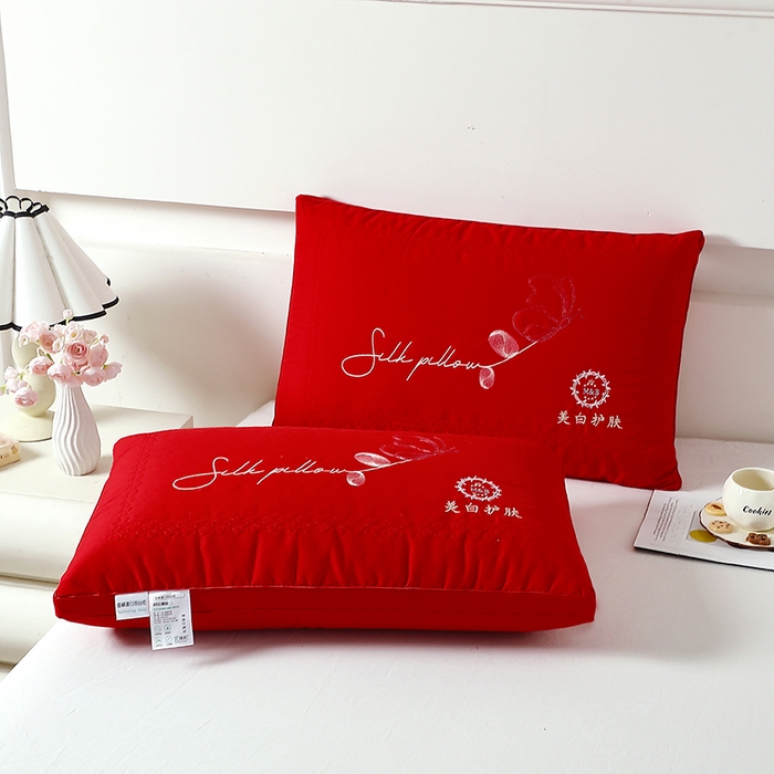91家纺网 家纺一手货源 找家纺 大熊枕芯 2025新款蚕蛹蛋白美白护肤立体刺绣款枕头枕芯 红色 48x74cm/只
