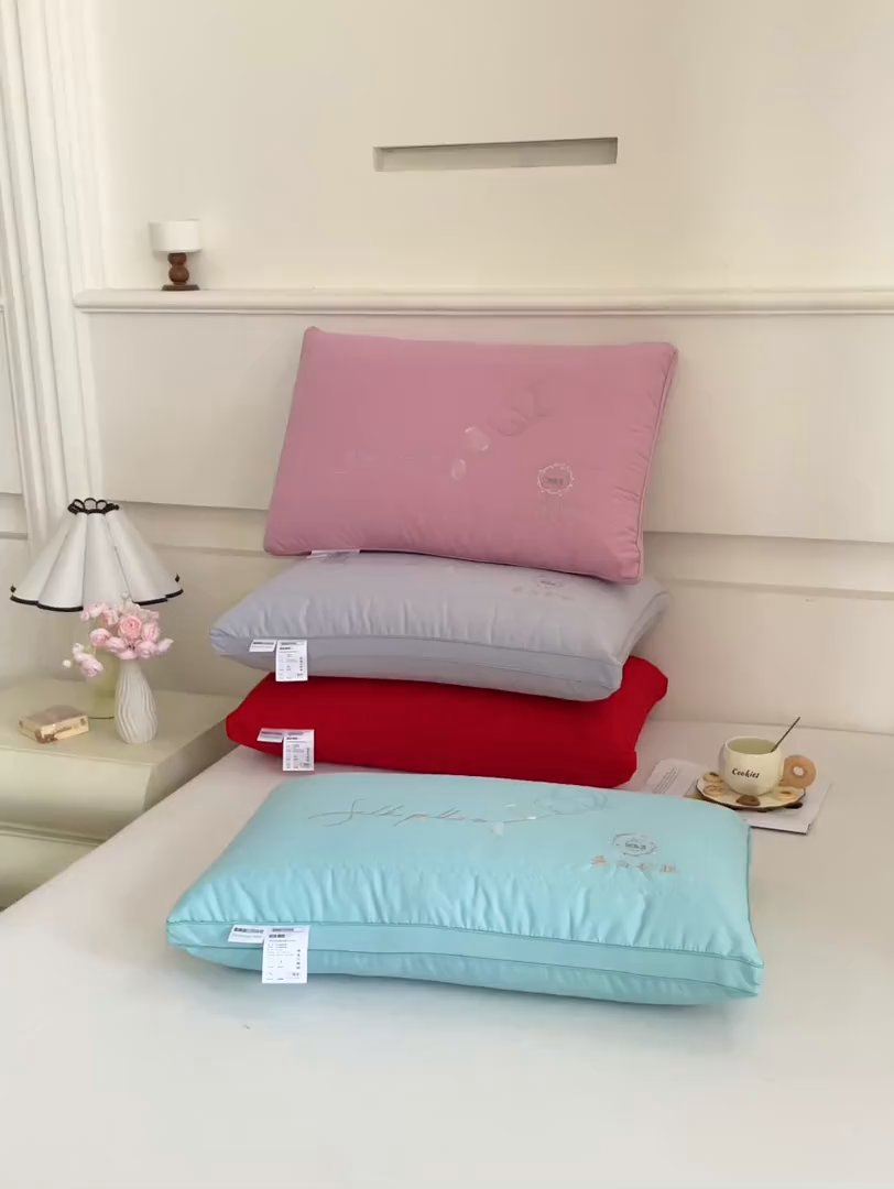 91家纺网 家纺一手货源 找家纺 （总）大熊枕芯 2025新款蚕蛹蛋白美白护肤立体刺绣款枕头枕芯