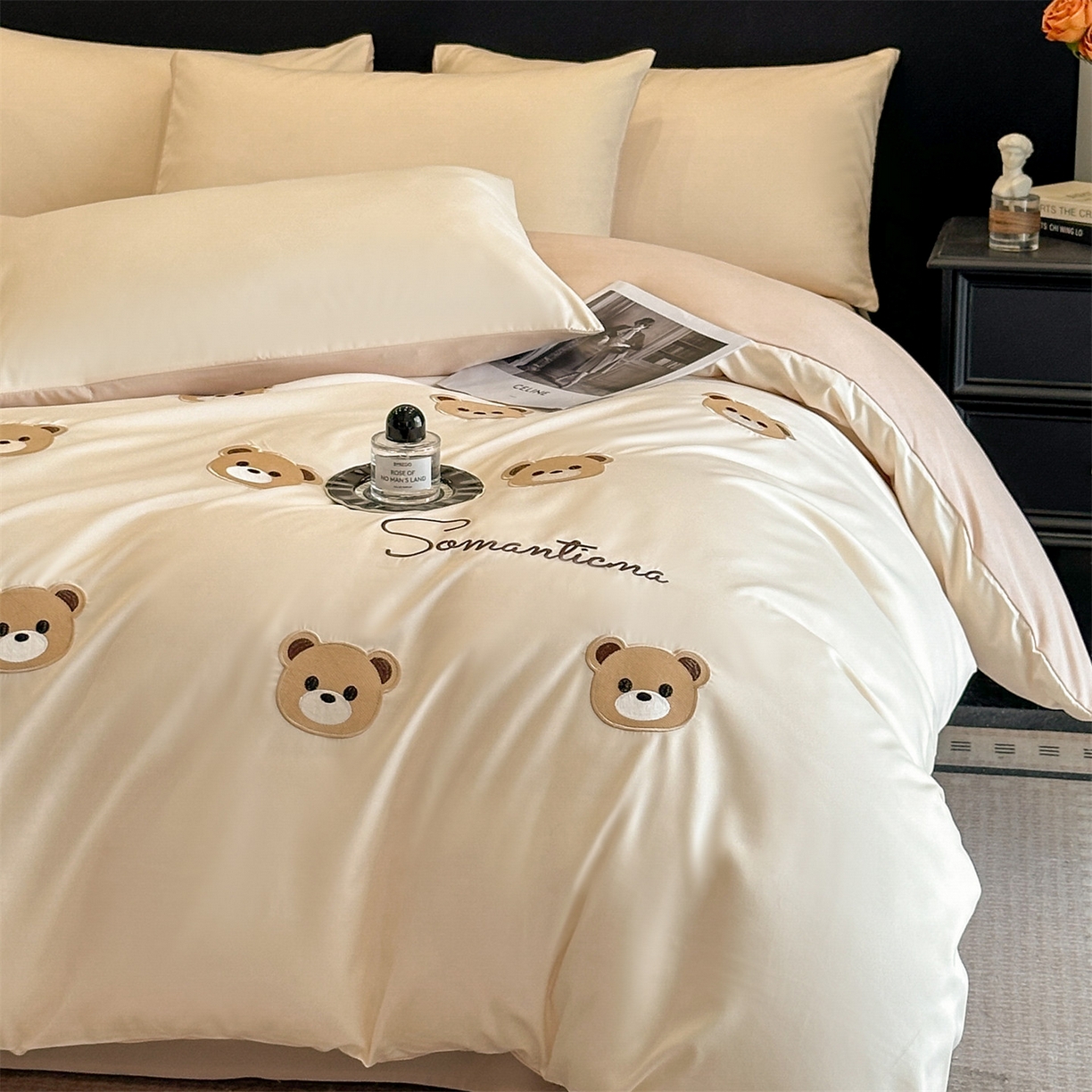 91家纺网 家纺一手货源 找家纺 小久久（小九九） 2025新款亲肤水洗棉刺绣满绣四件套 饼干熊-奶昔白+奶茶