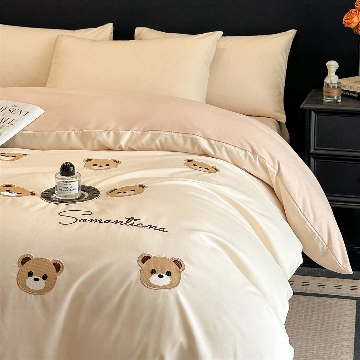 91家纺网 家纺一手货源 找家纺 小久久（小九九） 2025新款亲肤水洗棉刺绣满绣四件套 饼干熊-奶昔白+奶茶