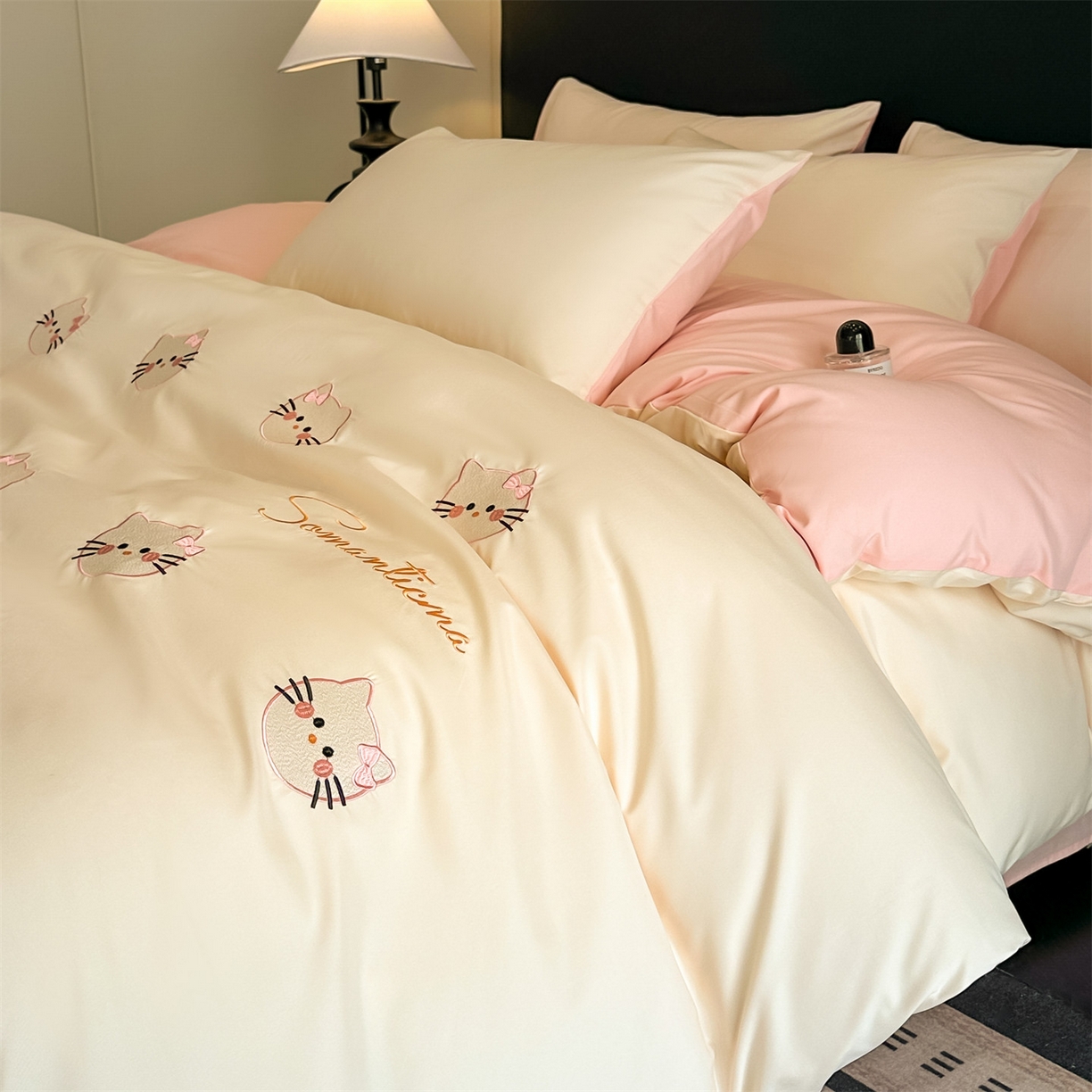 小久久（小九九） 2025新款亲肤水洗棉刺绣满绣四件套 可爱猫-奶昔白+奶油粉