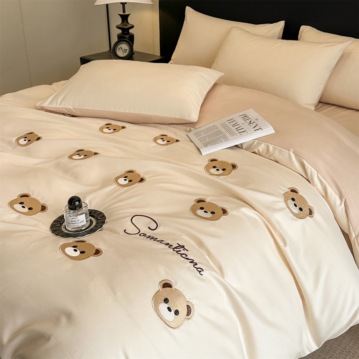 91家纺网 家纺一手货源 找家纺 小久久（小九九） 2025新款亲肤水洗棉刺绣满绣四件套 饼干熊-奶昔白+奶茶