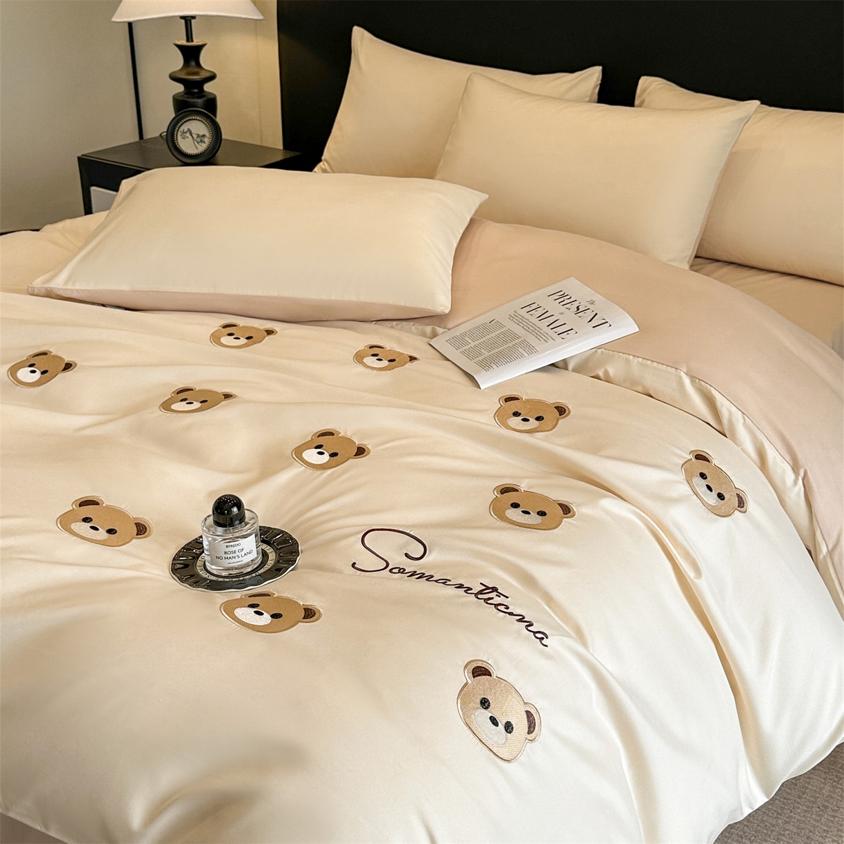 91家纺网 家纺一手货源 找家纺 小久久（小九九） 2025新款亲肤水洗棉刺绣满绣四件套 饼干熊-奶昔白+奶茶