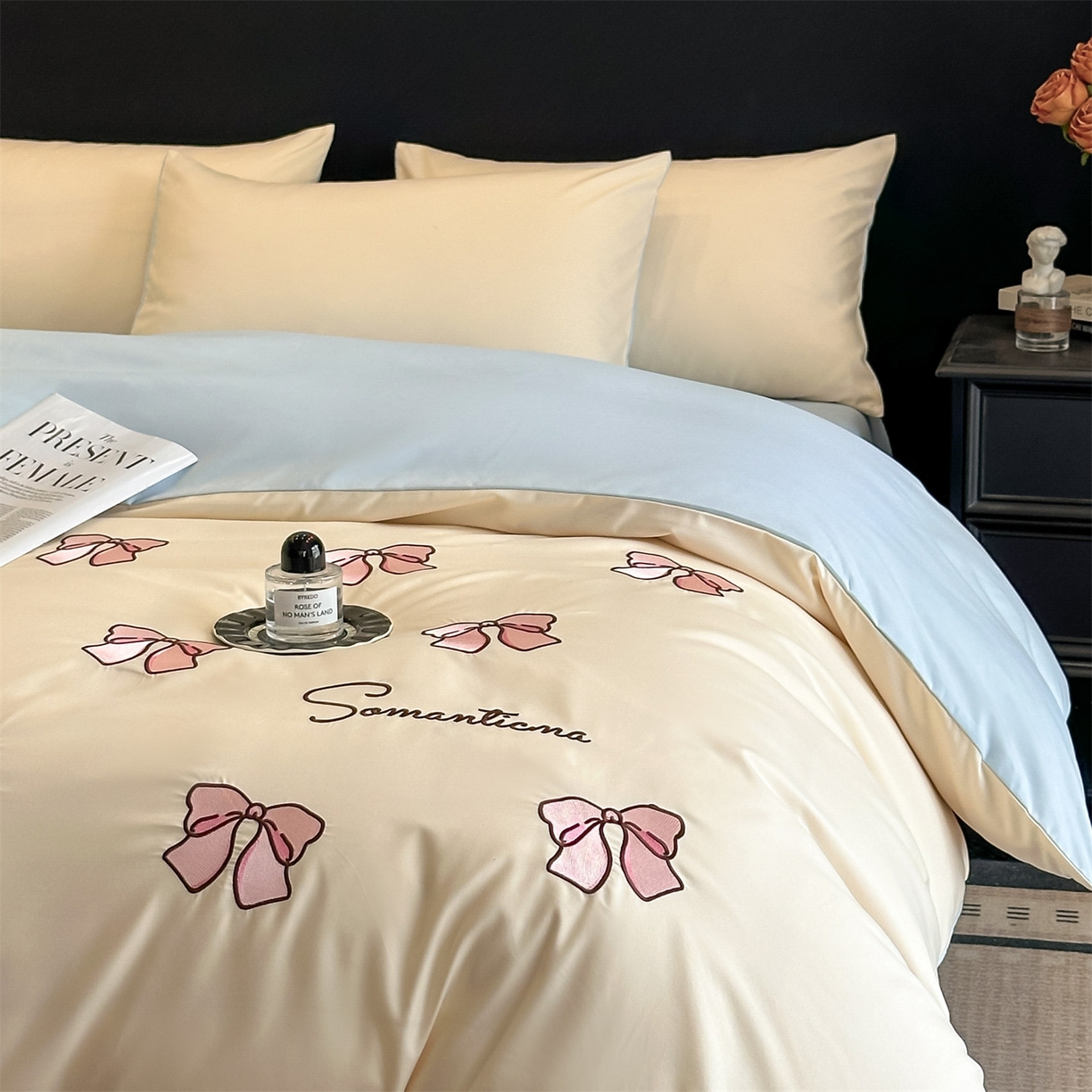 91家纺网 家纺一手货源 找家纺 小久久（小九九） 2025新款亲肤水洗棉刺绣满绣四件套 蝴蝶结-奶昔白+天蓝