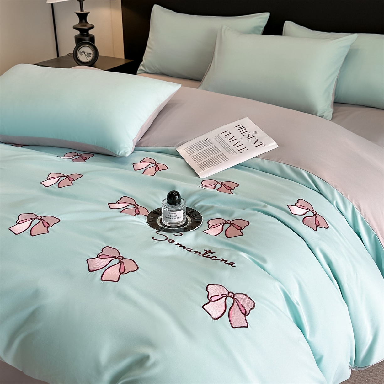 91家纺网 家纺一手货源 找家纺 小久久（小九九） 2025新款亲肤水洗棉刺绣满绣四件套 蝴蝶结-繁星兰+山灰