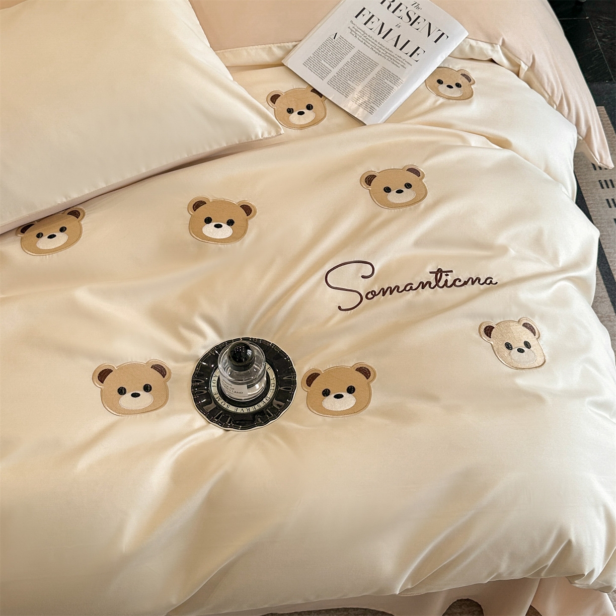 91家纺网 家纺一手货源 找家纺 小久久（小九九） 2025新款亲肤水洗棉刺绣满绣四件套 饼干熊-奶昔白+奶茶