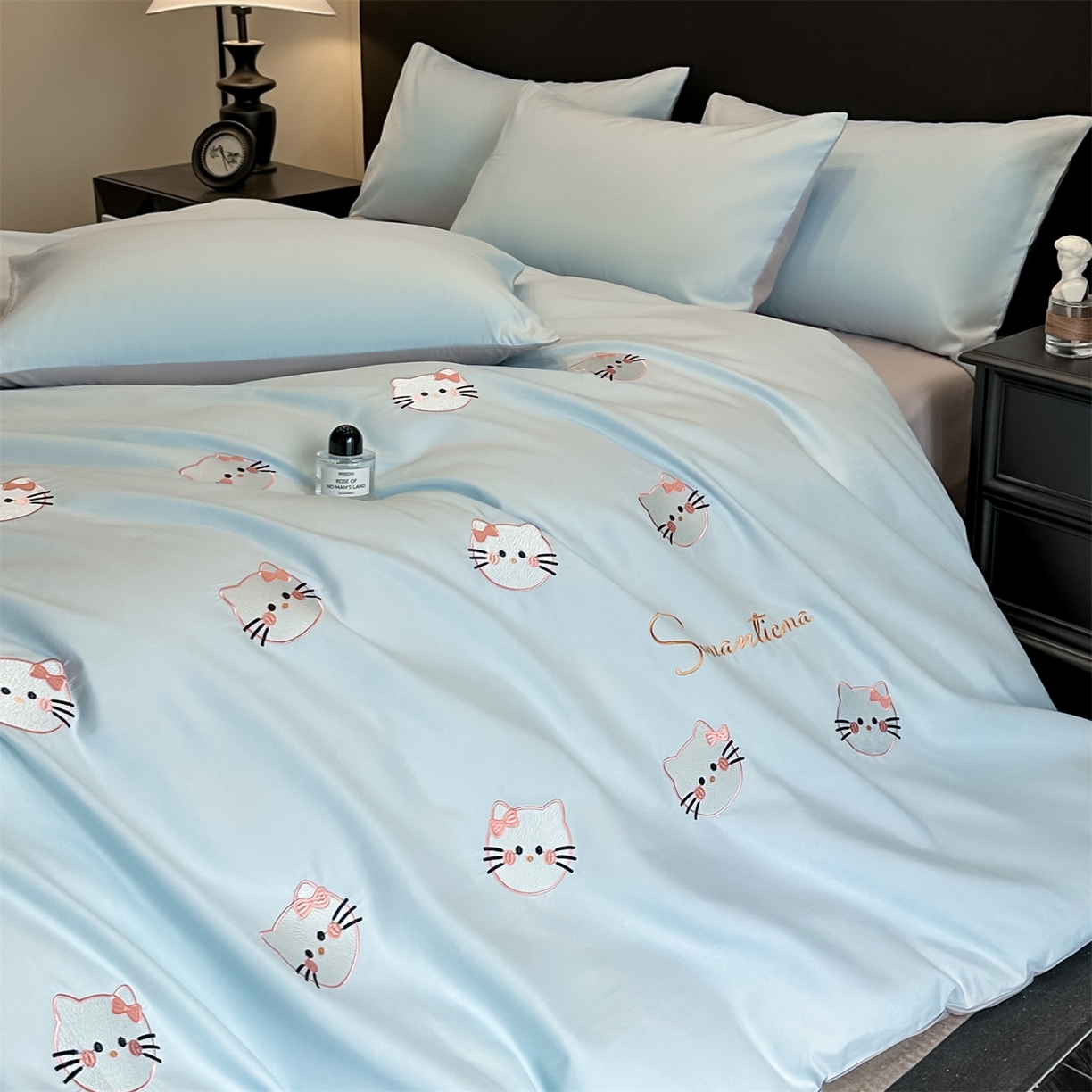 91家纺网 家纺一手货源 找家纺 小久久（小九九） 2025新款亲肤水洗棉刺绣满绣四件套 可爱猫-天蓝+山灰