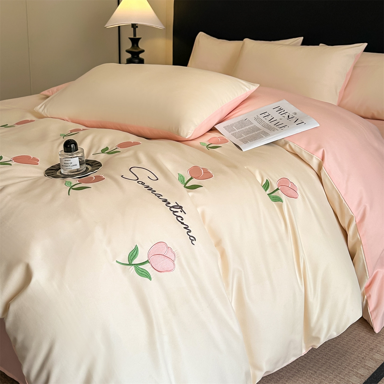 91家纺网 家纺一手货源 找家纺 小久久（小九九） 2025新款亲肤水洗棉刺绣满绣四件套 花朵-奶昔白+奶油粉