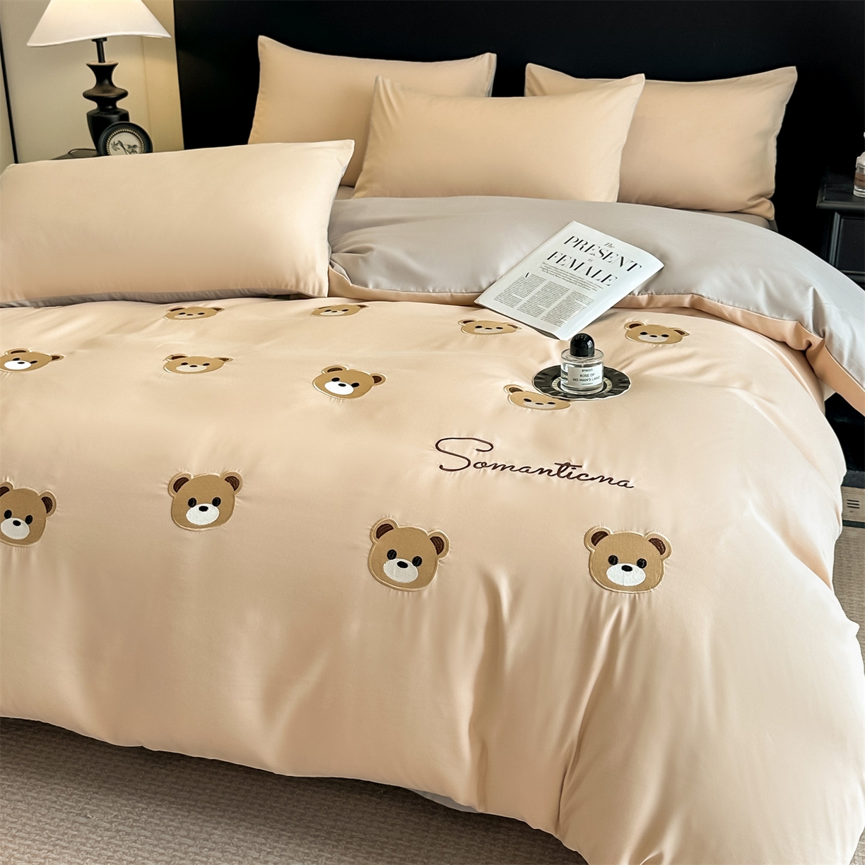 91家纺网 家纺一手货源 找家纺 小久久（小九九） 2025新款亲肤水洗棉刺绣满绣四件套 饼干熊-奶茶+山灰