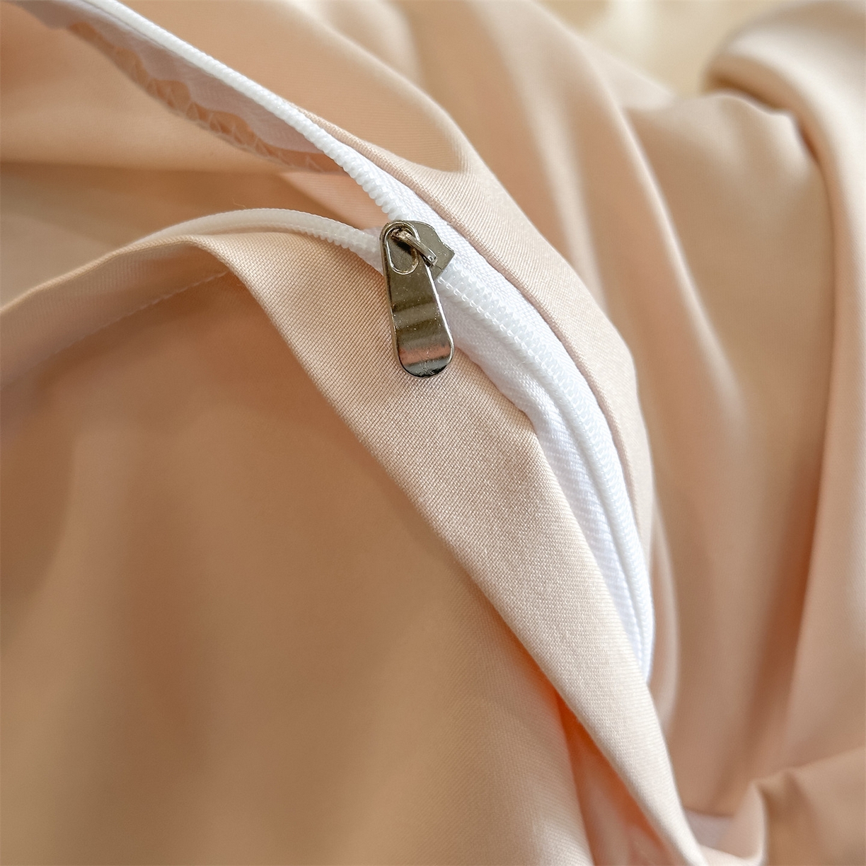 91家纺网 家纺一手货源 找家纺 小久久（小九九） 2025新款亲肤水洗棉刺绣满绣四件套 饼干熊-奶昔白+奶茶