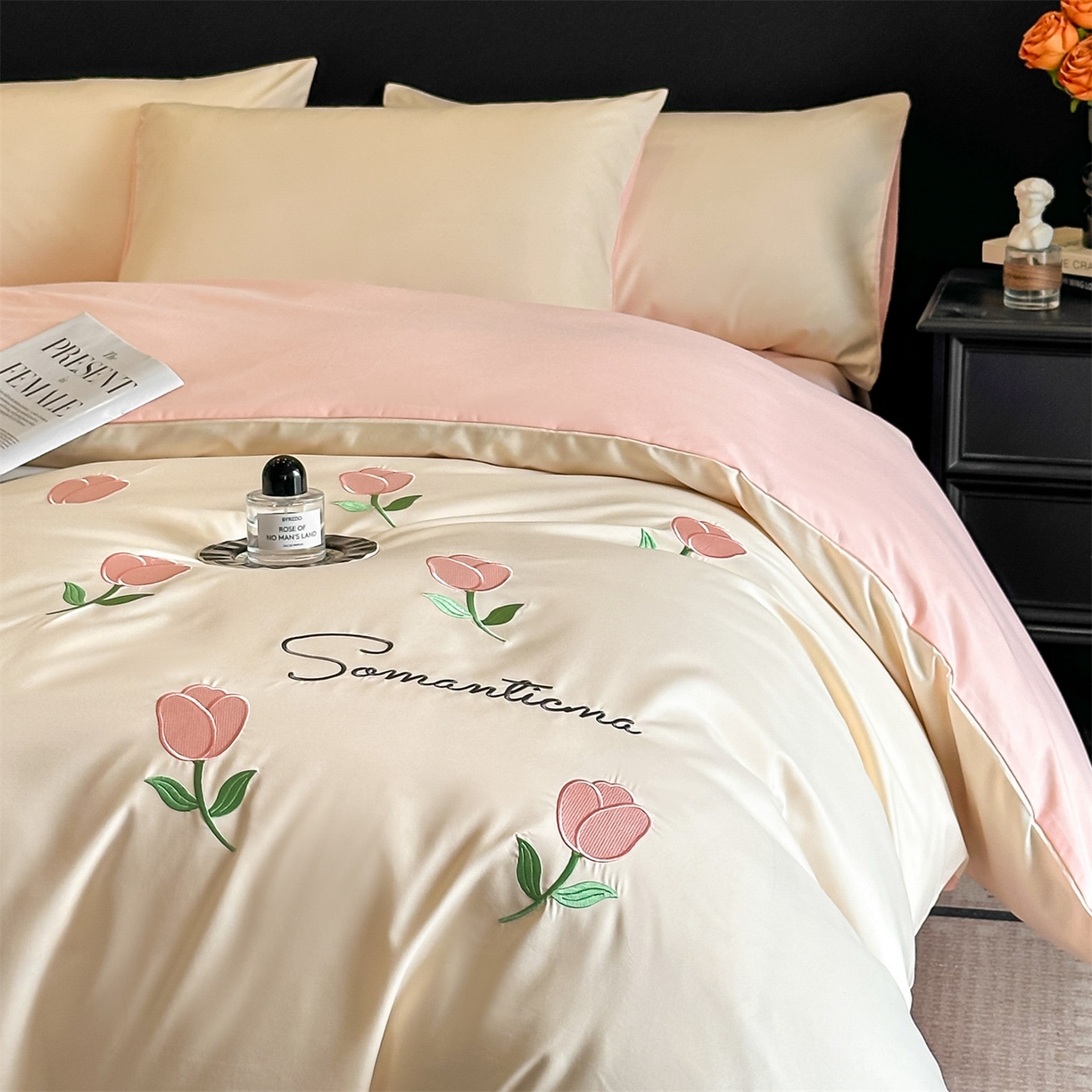 91家纺网 家纺一手货源 找家纺 小久久（小九九） 2025新款亲肤水洗棉刺绣满绣四件套 花朵-奶昔白+奶油粉