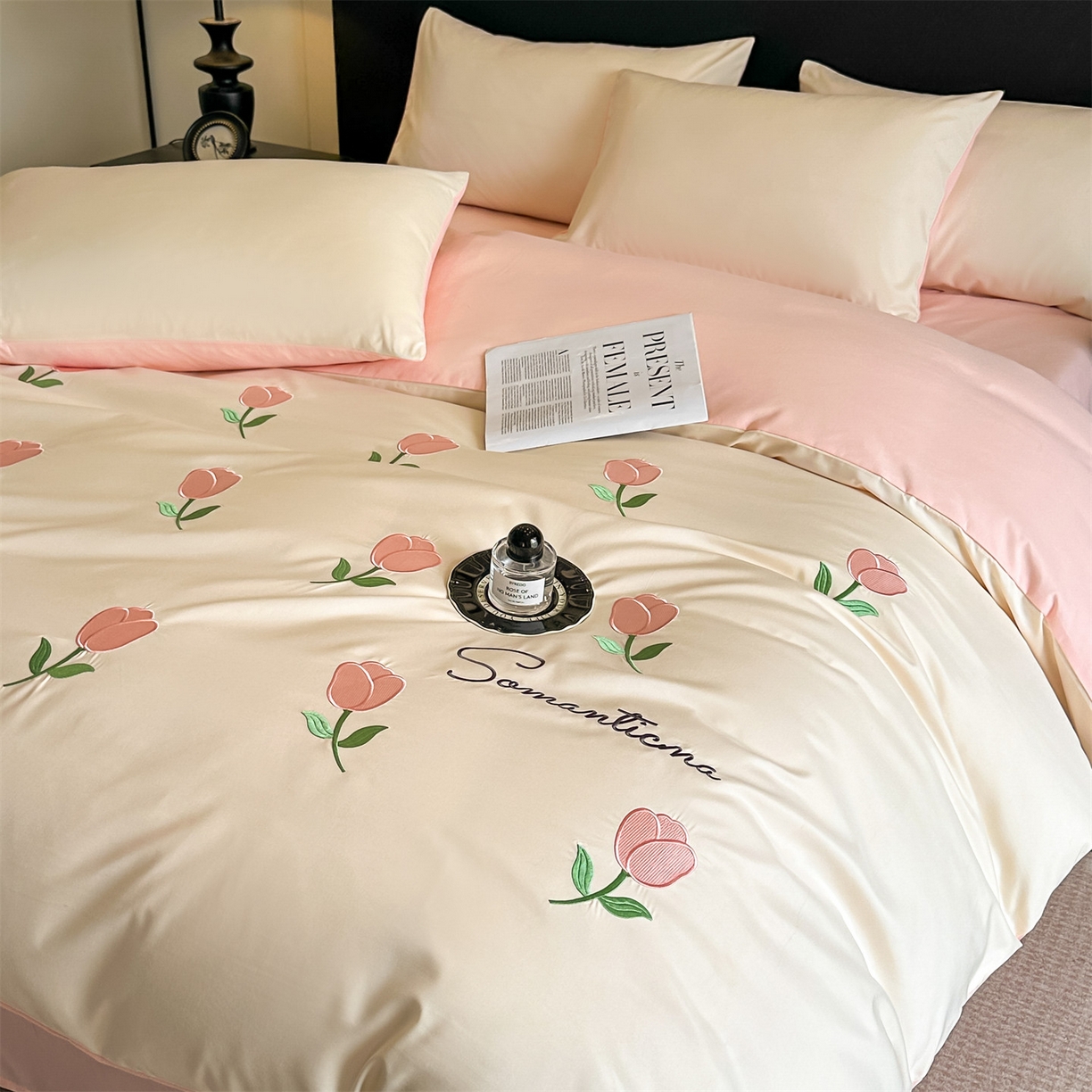 91家纺网 家纺一手货源 找家纺 小久久（小九九） 2025新款亲肤水洗棉刺绣满绣四件套 花朵-奶昔白+奶油粉