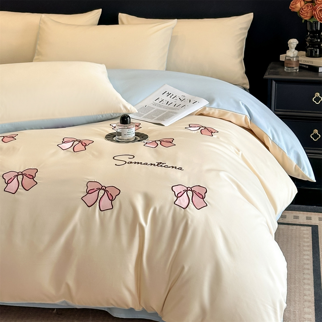 91家纺网 家纺一手货源 找家纺 小久久（小九九） 2025新款亲肤水洗棉刺绣满绣四件套 蝴蝶结-奶昔白+天蓝