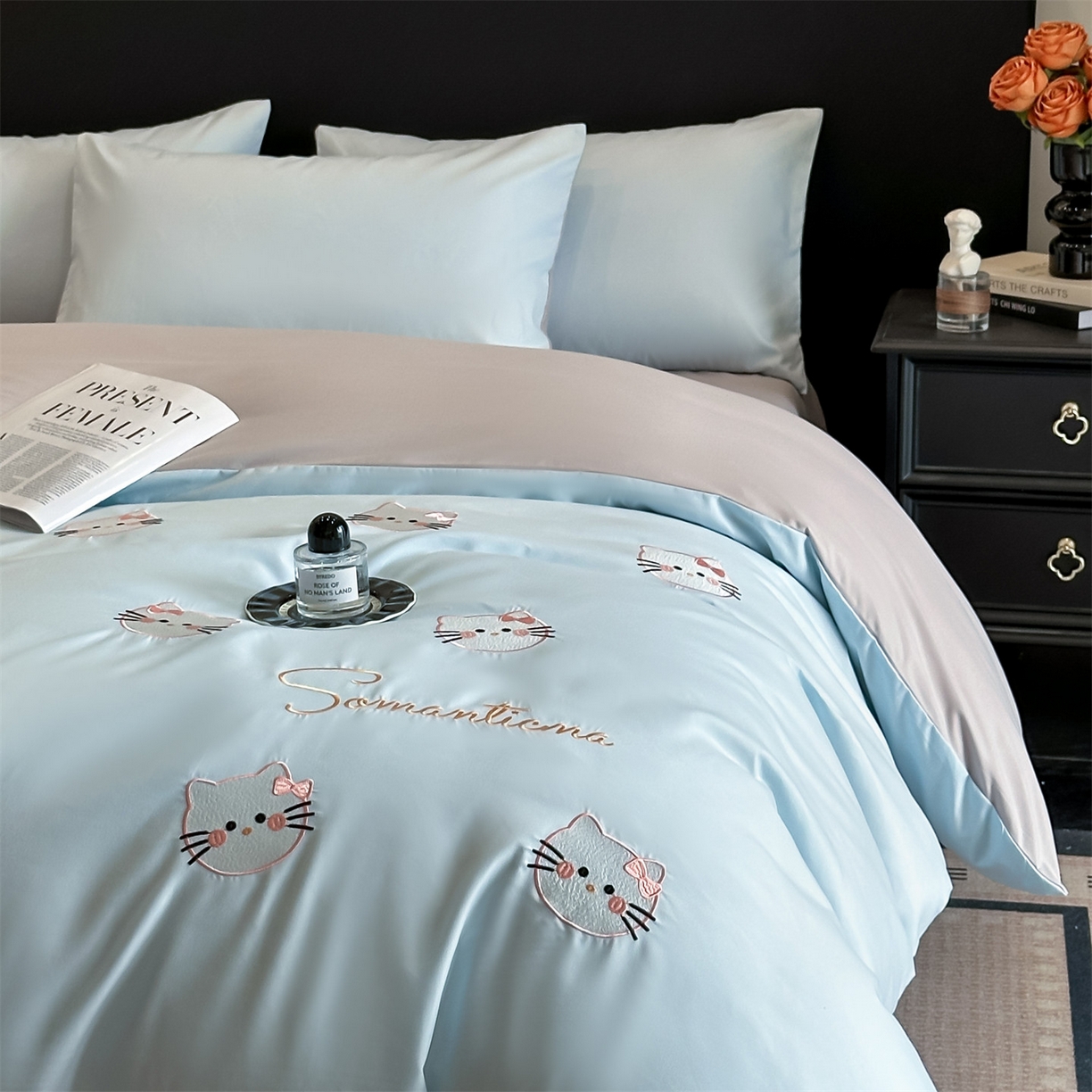 91家纺网 家纺一手货源 找家纺 小久久（小九九） 2025新款亲肤水洗棉刺绣满绣四件套 可爱猫-天蓝+山灰