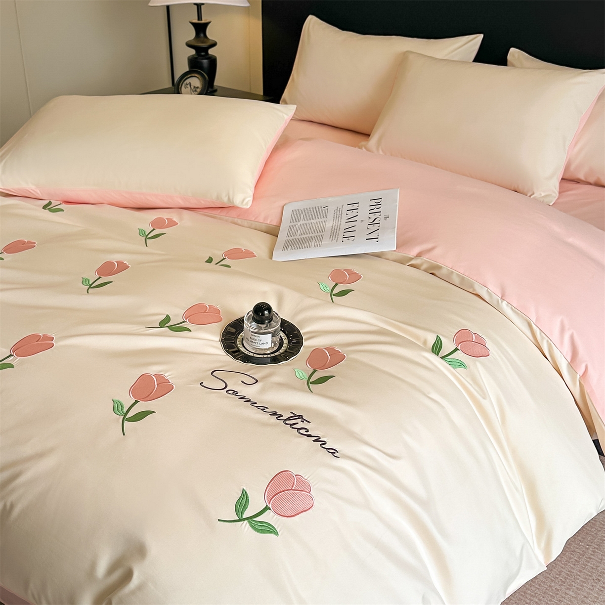 91家纺网 家纺一手货源 找家纺 小久久（小九九） 2025新款亲肤水洗棉刺绣满绣四件套 花朵-奶昔白+奶油粉