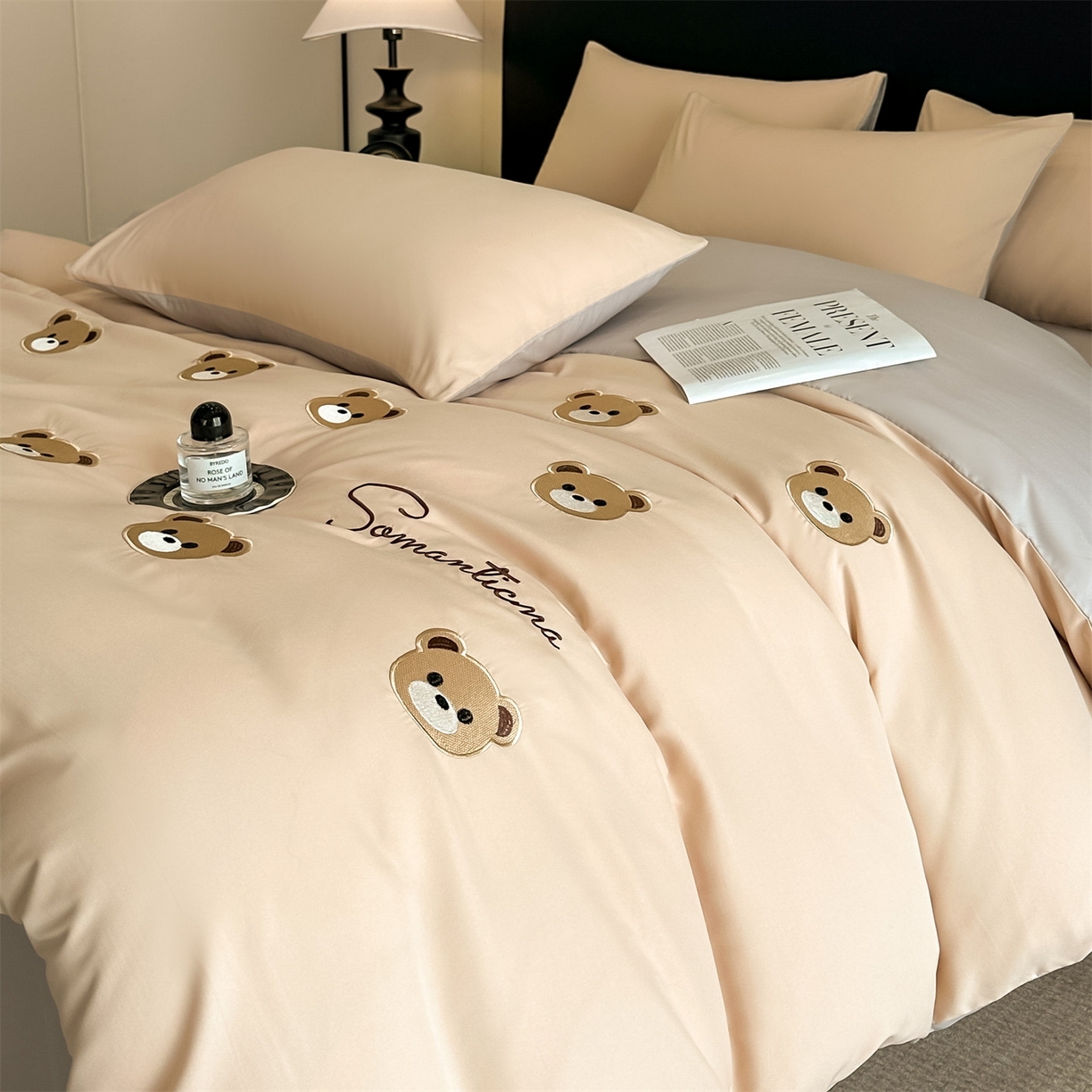 91家纺网 家纺一手货源 找家纺 小久久（小九九） 2025新款亲肤水洗棉刺绣满绣四件套 饼干熊-奶茶+山灰