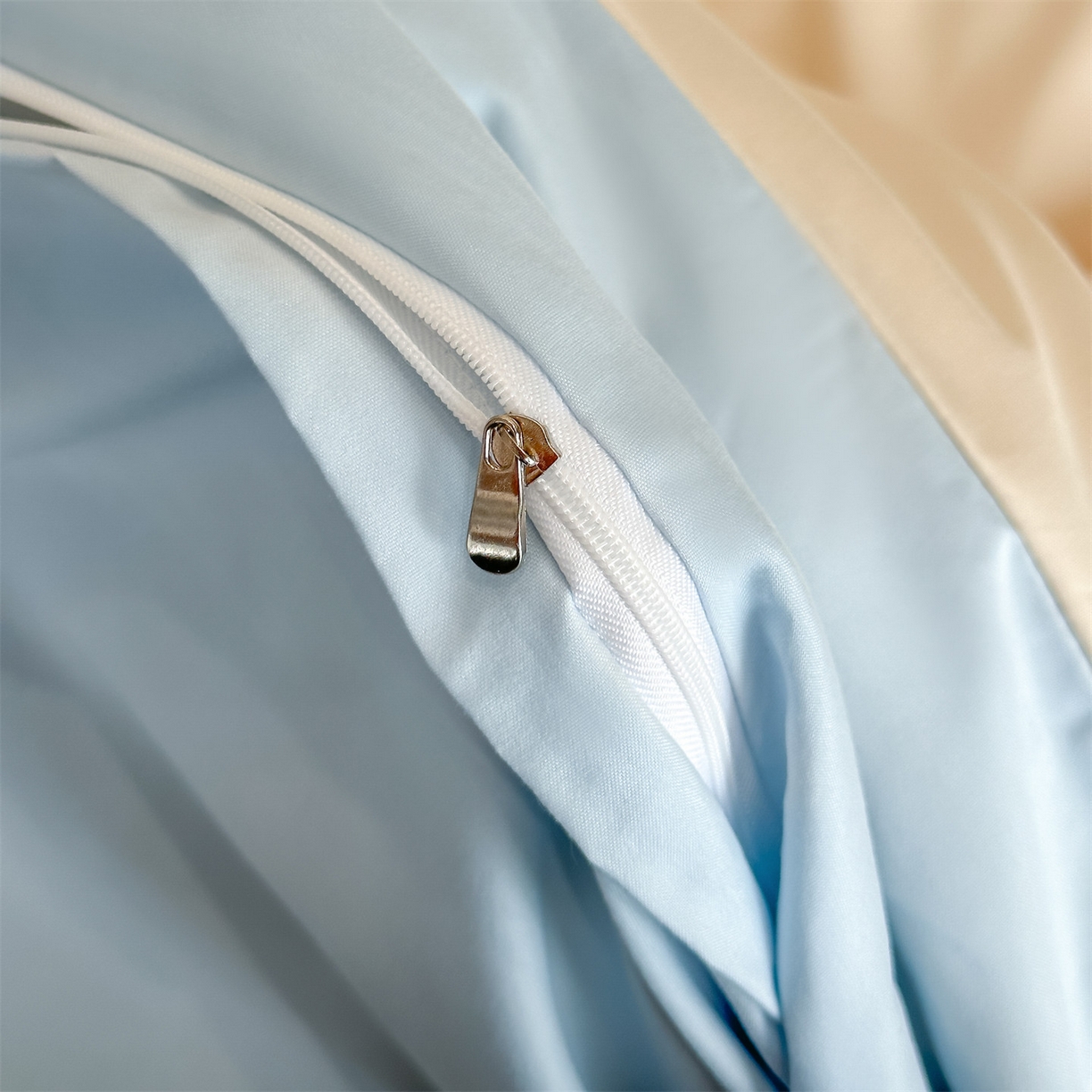 91家纺网 家纺一手货源 找家纺 小久久（小九九） 2025新款亲肤水洗棉刺绣满绣四件套 蝴蝶结-奶昔白+天蓝