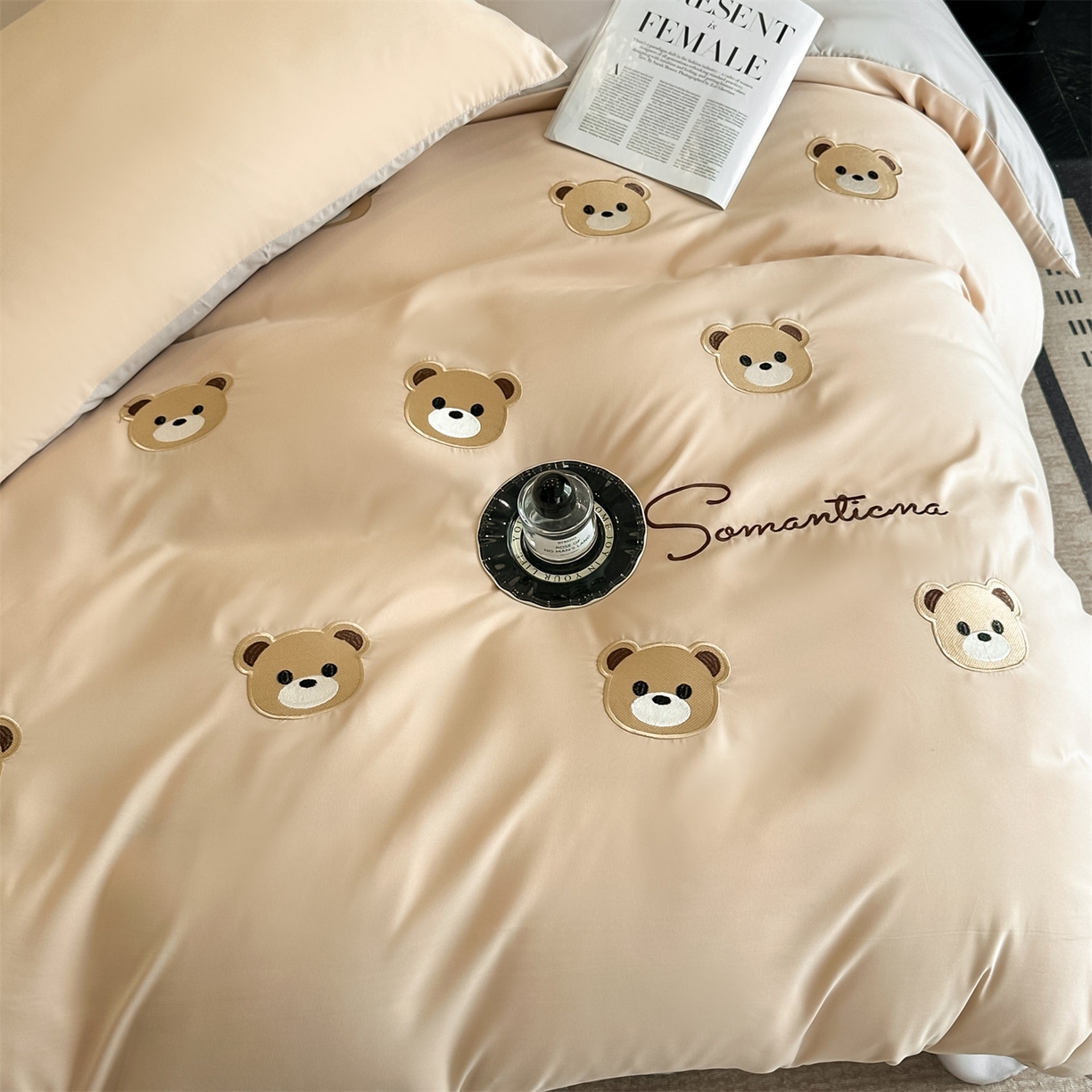 91家纺网 家纺一手货源 找家纺 小久久（小九九） 2025新款亲肤水洗棉刺绣满绣四件套 饼干熊-奶茶+山灰