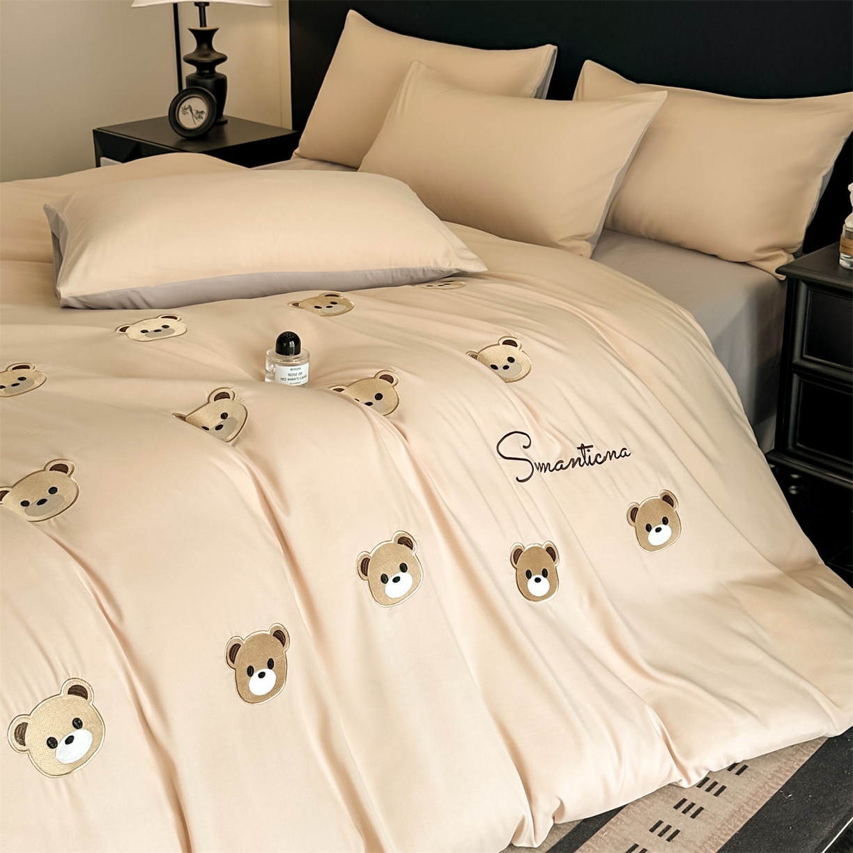 91家纺网 家纺一手货源 找家纺 小久久（小九九） 2025新款亲肤水洗棉刺绣满绣四件套 饼干熊-奶茶+山灰