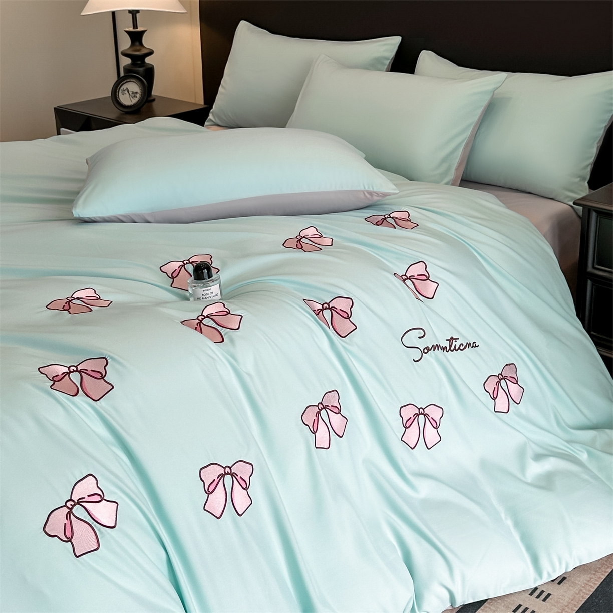 91家纺网 家纺一手货源 找家纺 小久久（小九九） 2025新款亲肤水洗棉刺绣满绣四件套 蝴蝶结-繁星兰+山灰