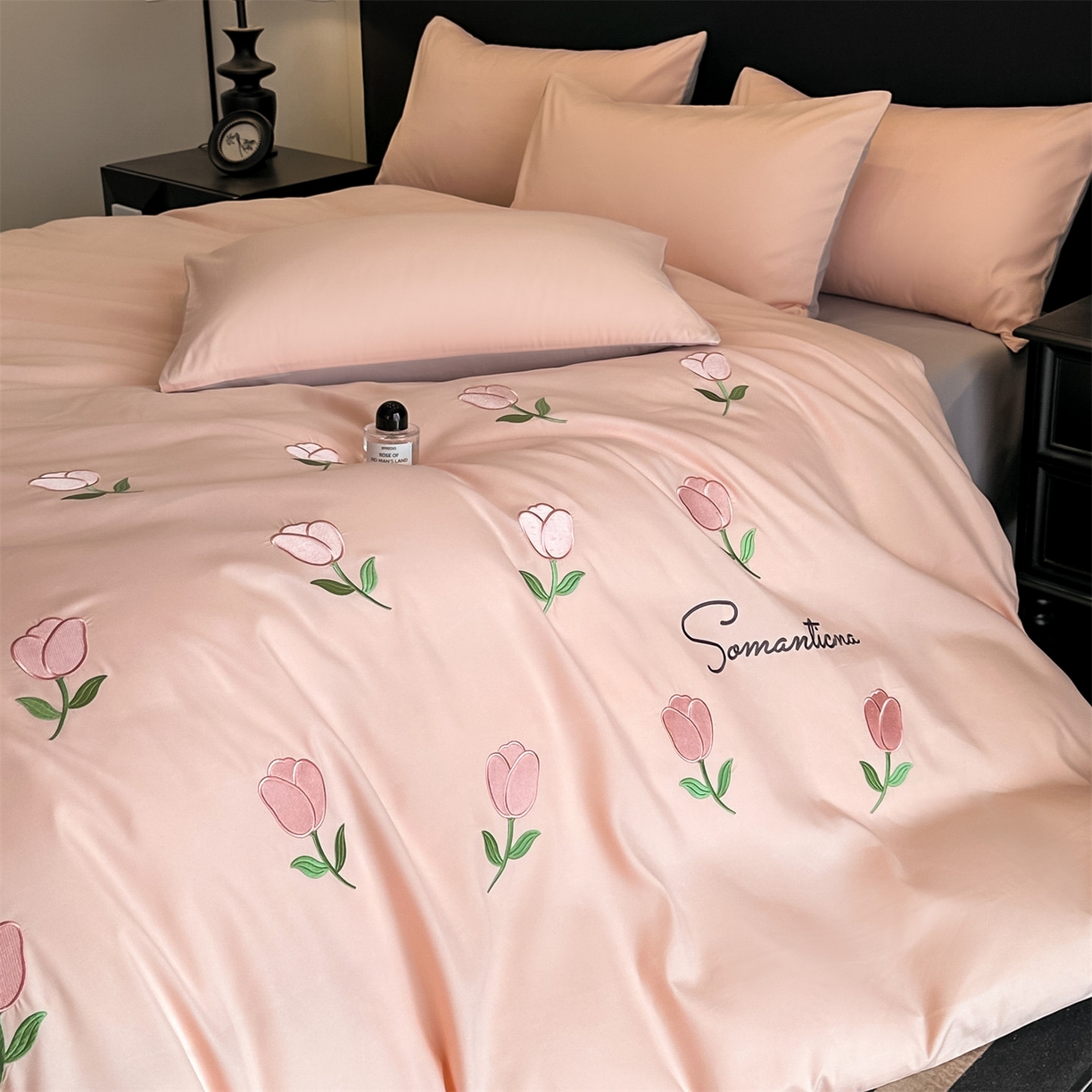 91家纺网 家纺一手货源 找家纺 小久久（小九九） 2025新款亲肤水洗棉刺绣满绣四件套 花朵-奶油粉+山灰