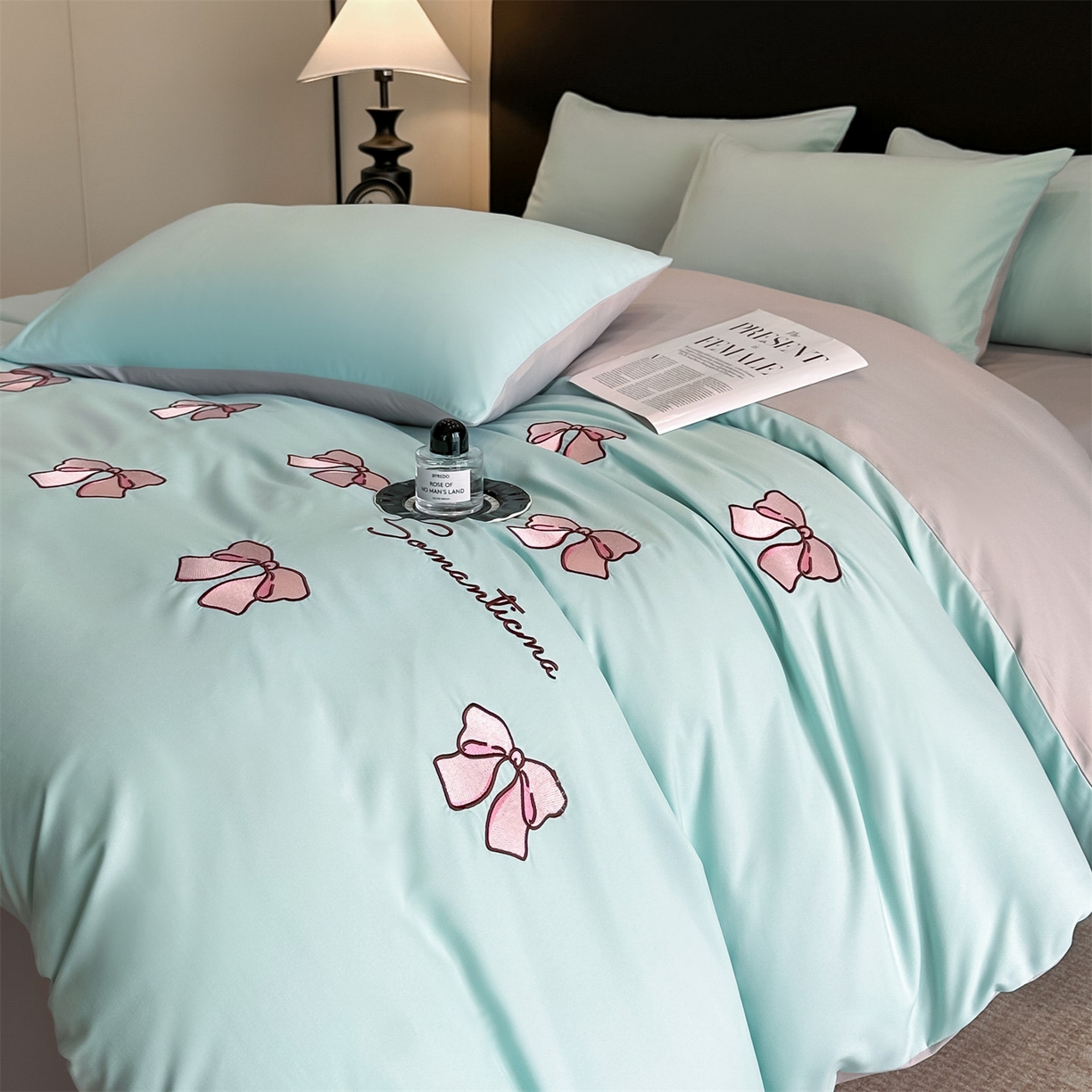 91家纺网 家纺一手货源 找家纺 小久久（小九九） 2025新款亲肤水洗棉刺绣满绣四件套 蝴蝶结-繁星兰+山灰