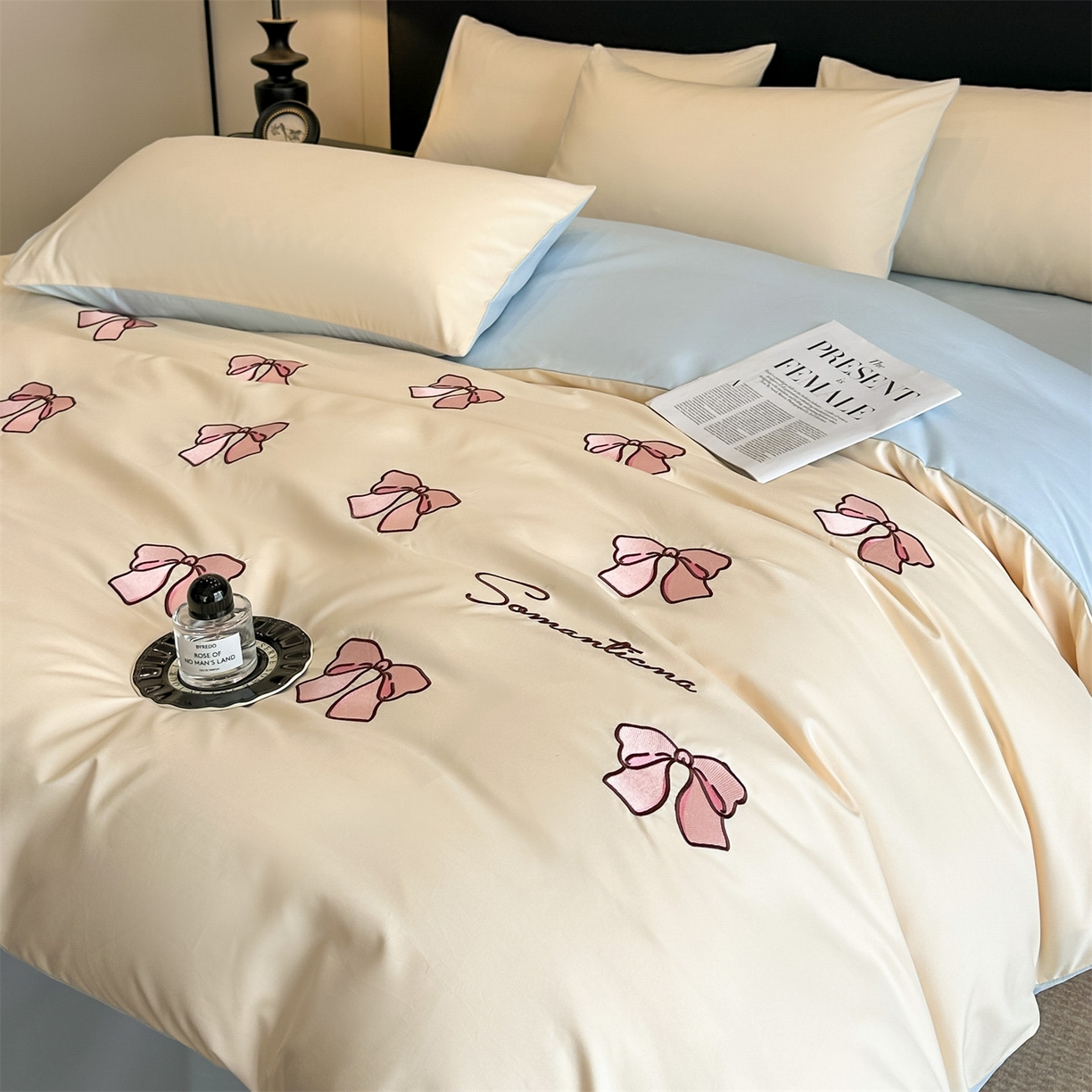 91家纺网 家纺一手货源 找家纺 小久久（小九九） 2025新款亲肤水洗棉刺绣满绣四件套 蝴蝶结-奶昔白+天蓝