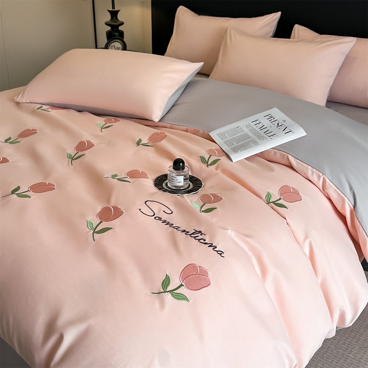 91家纺网 家纺一手货源 找家纺 小久久（小九九） 2025新款亲肤水洗棉刺绣满绣四件套 花朵-奶油粉+山灰