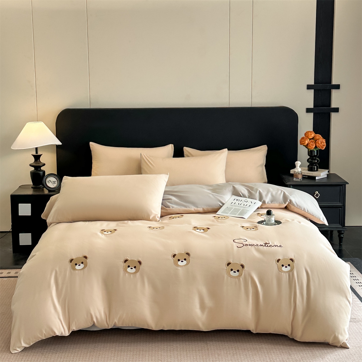 91家纺网 家纺一手货源 找家纺 小久久（小九九） 2025新款亲肤水洗棉刺绣满绣四件套 饼干熊-奶茶+山灰