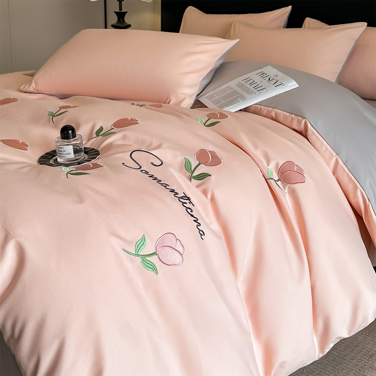 91家纺网 家纺一手货源 找家纺 小久久（小九九） 2025新款亲肤水洗棉刺绣满绣四件套 花朵-奶油粉+山灰