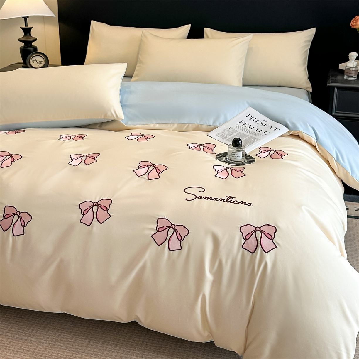 91家纺网 家纺一手货源 找家纺 小久久（小九九） 2025新款亲肤水洗棉刺绣满绣四件套 蝴蝶结-奶昔白+天蓝