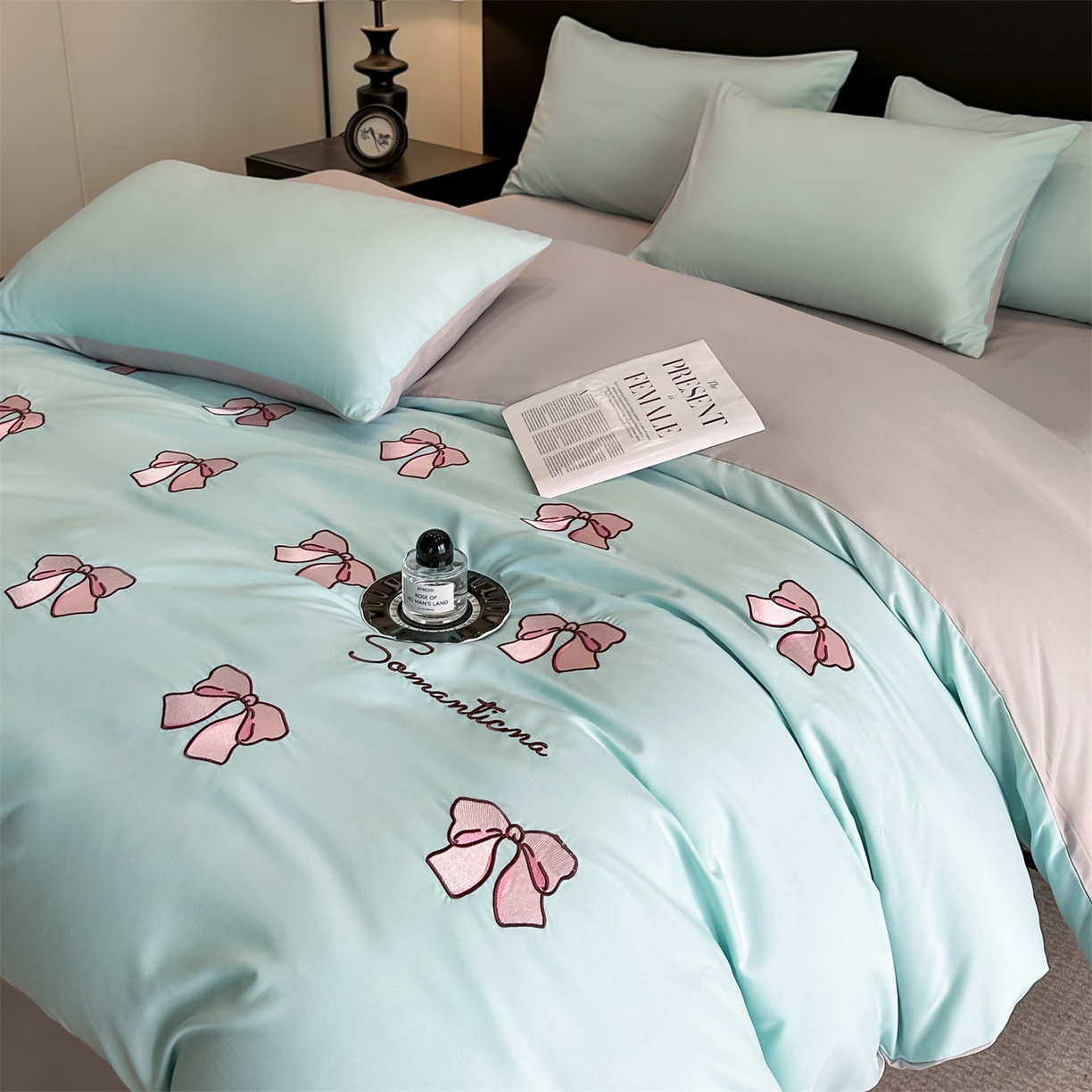 91家纺网 家纺一手货源 找家纺 小久久（小九九） 2025新款亲肤水洗棉刺绣满绣四件套 蝴蝶结-繁星兰+山灰